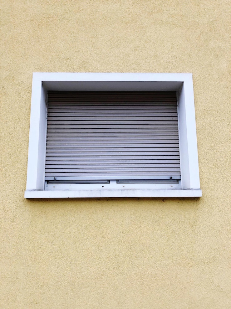 Montajul obloanelor în clădiri noi vs. renovări