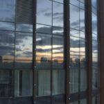 Cum afectează vântul structura unui perete cortină